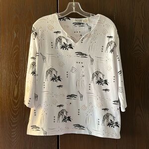 Keneth too! Vintage 3/4 sleeved white top with giraffes. Size XL